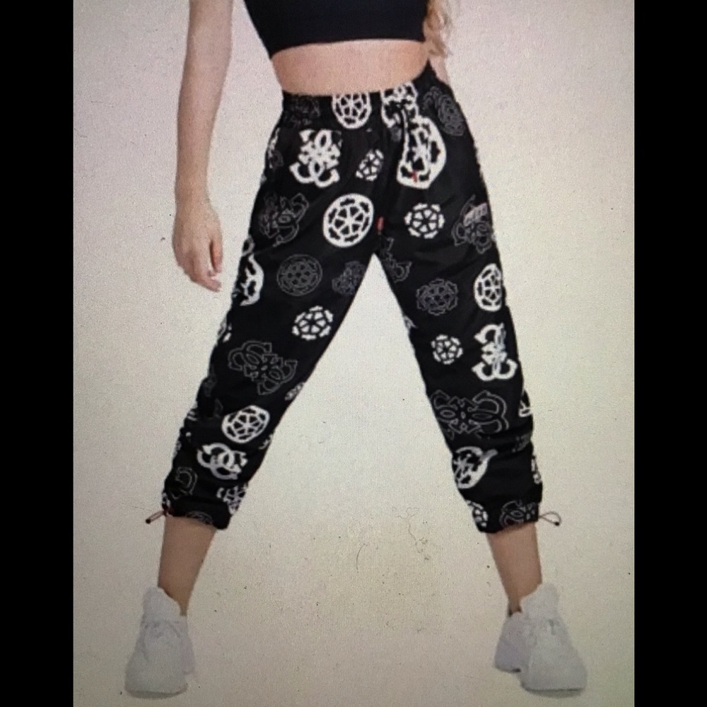 NWOT Guess Logo Printed Active Capri Pants